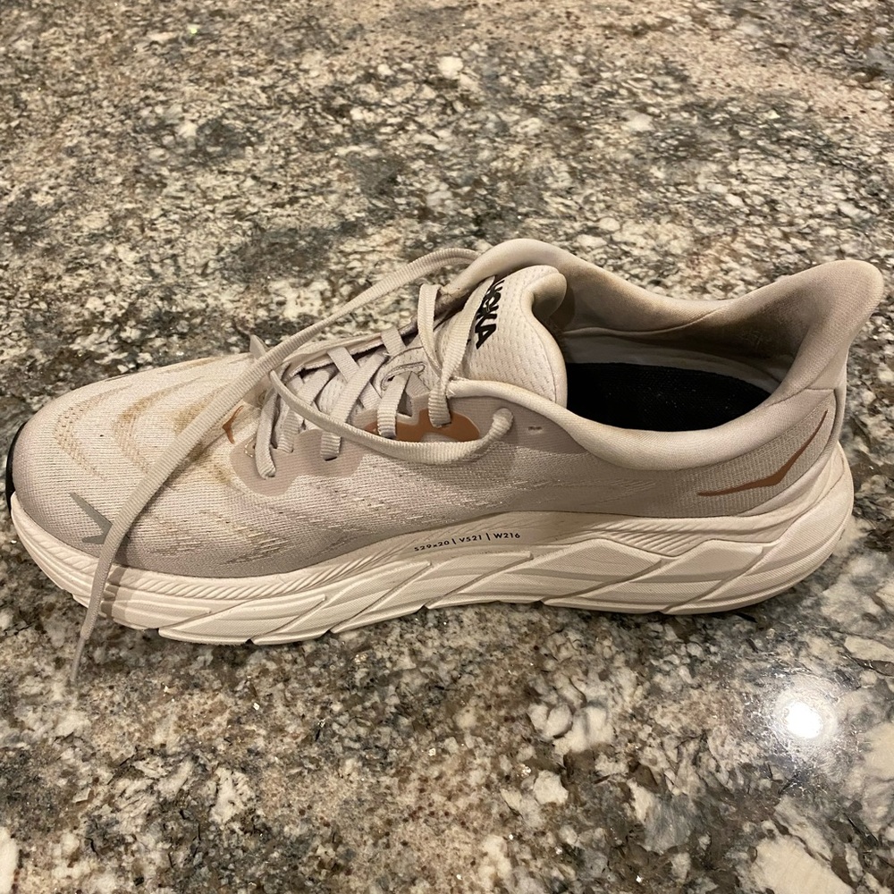 Hoka Arahi 6 Cream Running Shoe